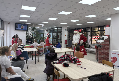 НОВОГОДИШЊА АКЦИЈА ЗАВОДА ЗА ТРАНСФУЗИЈУ КРВИ Празнична атмосфера и хуманост на делу