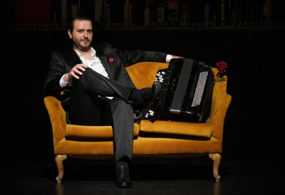 КОНЦЕРТ „МУЗИКОМ КРОЗ СВЕТ” Светски афирмисани виртуоз на хармоници Душан Секулић у Новом Бечеју