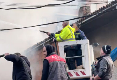 (ФОТО) ГОРИ КУЋА У ЦЕНТРУ ГРАДА! Угрожени околни стамбени објекти, ВАТРОГАСЦИ НА ТЕРЕНУ