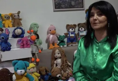 СВИ СУ СЕ СМЕЈАЛИ ЊЕНОЈ ПРВОЈ ЛУТКИ, А ДАНАС СЕ ЗА ЊЕНЕ ИГРАЧКЕ ЧЕКА РЕД Прибојка постала прави мајстор амигруми технике