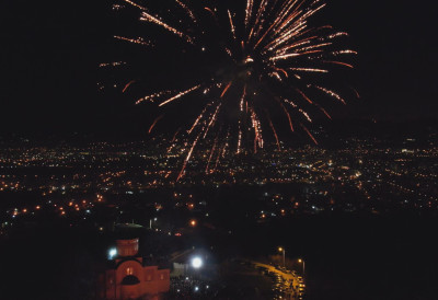 НОВАЦ ИДЕ ЗА ЛЕЧЕЊЕ СУГРАЂАНА Руководство ОВОГ ГРАДА донело одлуку: Нема дочека Нове године на тргу!