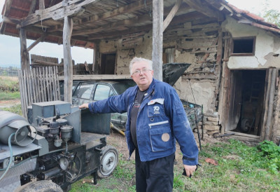 МИЛАН, ПРОКА ПРОНАЛАЗАЧ ИЗ СЕЛА МРМОШ  Стари „пасат“ ради на прегорело уље, а машина за сечење грања на четири погона
