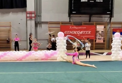 УДАРИЛА ДЕВОЈЧИЦУ НОГОМ У НОС, ПА ЈОЈ РЕКЛА "СЛЕДЕЋИ ПУТ МАЛО ПРИПАЗИ" Инцидент на тренингу ритмичке гимнастике у Крушевцу: Мајка дошла по ћерку, ЗАТЕКЛА ЈЕ С ОТЕЧЕНОМ ГЛАВОМ