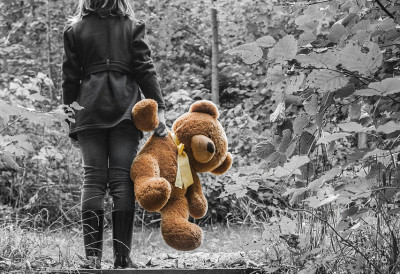 МАЈКА ОРГАНИЗОВАЛА ОТМИЦУ СВОЈЕ ЋЕРКЕ Девојка два пута успела да побегне ПРЕСТРАВЉЕНО ДРЖАЛА МЕДУ У НАРУЧЈУ ДОК ЈЕ МОЛИЛА ЗА ПОМОЋ