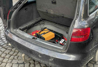 Лажно се представљали као мобилни оператери УХАПШЕНИ КИНЕЗИ ОСУМЊИЧЕНИ ДА СУ ВАРАЛИ ЉУДЕ ТЗВ. СМИШИНГОМ Ево шта је им је полиција пронашла у колима