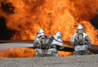 ГОРИ ПОСТРОЈЕЊЕ СА НАЈОПАСНИЈИМ ОТПАДОМ Ватра гута хале ДЕСЕТИНЕ ВАТРОГАСАЦА У БОРБИ СА ПЛАМЕНОМ