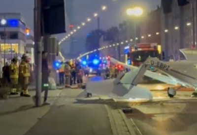 (ВИДЕО) ЕВО ГДЕ ЈЕ АВИОН ПРИНУДНО СЛЕТЕО НА УЛИЦУ КОД ЖЕЛЕЗНИЧКЕ СТАНИЦЕ У овој несрећи повређене су три особе
