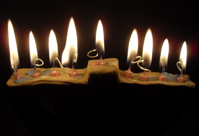 ХАНУКА ПОЧИЊЕ СА ЗАЛАСКОМ СУНЦА Празник светлости, слободе и чуда ВЕЧЕРАС СЕ ПАЛИ ПРВА СВЕЋА