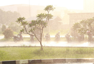 ОБИЛНЕ ПАДАВИНЕ И ОЛУЈНИ ВЕТАР НАПРАВИЋЕ ХАОС У РЕГИОНУ Локално ће бити и преко 200 литара кише ПРЕТИ ЛИ ЦИКЛОН И СРБИЈИ