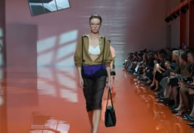 Ово се дуго „кувало“ АКВИЗИЦИЈОМ ОКОНЧАНО „МЕРКАЊЕ“ ДВА ЧУВЕНА ИАЛИЈАНСКА МОДНА БРЕНДА Прада купила Версаће, ИСКЕШИРАЛА ВИШЕ ОД МИЛИЈАРДУ ЕВРА Донатела се повукла!