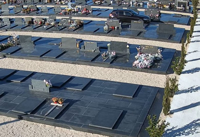 (ВИДЕО) ВОЖЊА БЕЗ ПОШТОВАЊА: Аутомобил возио кроз гробље између споменика