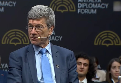 БИВШИ САВЕТНИК АНТЕ МАРКОВИЋА ПОРУЧУЈЕ Џефри Сакс: “Када се Путин и Трамп буду договорили и Србија ће моћи да одахне”