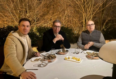 (ФОТО) „Као што видите, јео сам само ја" ВУЧИЋ ОБЈАВИО ФОТОГРАФИЈУ СА МАЛИМ И ВУЧЕВИЋЕМ: Синиша решио да нас обрадује гирицама