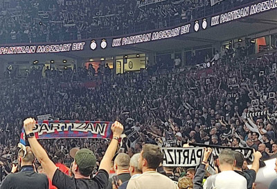 (ФОТО, ВИДЕО) НАВИЈАЧИ ПАРТИЗАНА СКАНДИРАЈУ САМО ЈЕДНО ИМЕ: Кореографија у Арени у знаку Жељка Обрадовића