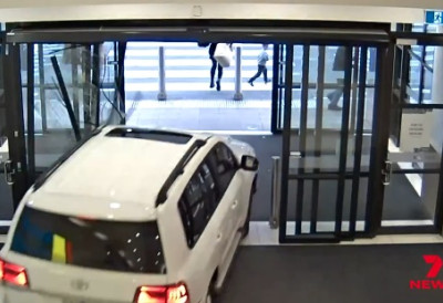 (ВИДЕО) УКРАДЕНИМ ВОЗИЛОМ РАЗБИО УЛАЗ И УЛЕТЕО У ТРЖНИ ЦЕНТАР Деца избегла трагедију за длаку СЦЕНА КАО У ФИЛМУ