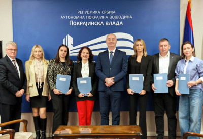5,5 МИЛИОНА ЛОКАЛНИМ САМОУПРАВАМА Иванишевић уручио уговоре за финансирање из области електронских комуникација и информационог друштва
