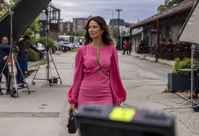 ЗБОГ НИКОЛЕ КОЈА МИ СЕ ТРЕСЛА ВИЛИЦА (ВИДЕО, ФОТО) МАНЕКЕНКА ДАНИЈЕЛА ДИМИТРОВСКА  заиграла у филму „ПОВРАТАК ЖИКИНЕ ДИНАСТИЈЕ” па открила све тајне са снимања: „Када сам га видела, укочила сам се цела”