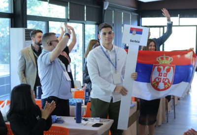 ПОНОС ЗРЕЊАНИНА И СРБИЈЕ! Гимназијалац Марко Денда бриљирао на Тајланду пред експертима за климу “ЗЕЛЕНИ ЛАВИРИНТ” ОДУШЕВИО СТРУЧЊАКЕ