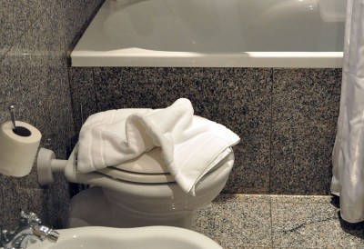 ”КУПАШ СЕ И ПЕРЕШ СУДОВЕ ОДЈЕДАРЕД” Смех због купатила: Гарсоњера на Врачару постала хит на друштвеним мрежама (ФОТО)