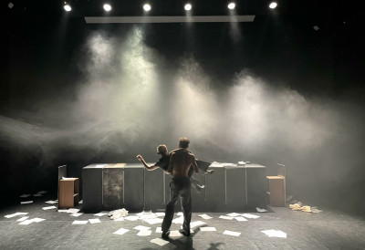 ИЗМЕЂУ МАНИПУЛАЦИЈЕ И СТВАРНОСТИ Нова представа у Позоришту „Деже Костолањи”