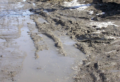 БЛАТО НА ПУТУ ПРЕДСТАВЉА ОЗБИЉАН ПРОБЛЕМ ВОЗАЧИМА: Локални путеви око Бачке Паланке са слојевима и до 3 центиметра КАЗНЕ СУ ПАПРЕНЕ