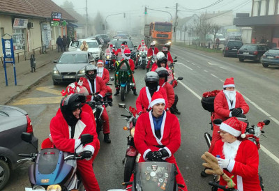 МОТОРАШИ ИЗ РУМЕНКЕ ПОНОВО У АКЦИЈИ Делили новогодишње пакетиће
