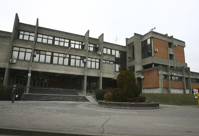 МУШКАРАЦ ИЗ СТАРЕ ПАЗОВЕ УСМРЋЕН ДРВЕНИМ ДРЖАЉЕМ ЗА СЕКИРУ ПА ОСТАВЉЕН НА ПОЉСКОМ ПУТУ Жена и даље иза решетака због убиства супруга