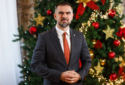 “Драги Новосађани, година коју испраћамо није била лака” НОВОГОДИШЊА ЧЕСТИТКА ГРАДОНАЧЕЛНИКА МИЋИНА: У 2026. улазимо МИРНИ И ПОНОСНИ,  Нови Сад раме уз раме с најуспешнијим европским градовима