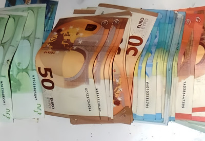 ДВОЈЕ УХАПШЕНО ЗБОГ ПРАЊА НОВЦА Трећи осумњичени у бекству, полиција трага за њим