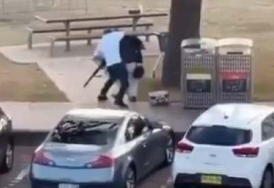 (ВИДЕО) ПОДВИГ АУСТРАЛИЈАНЦА, СКОЧИО НА ТЕРОРИСТУ И ОТЕО МУ ПУШКУ! Драматичан снимак после пуцњаве у Сиднеју, најмање 10 мртвих