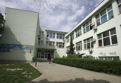 НЕВЕРОВАТАН СЛУЧАЈ У НОВОСАДСКОЈ ШКОЛИ! Наставница са ЗАБРАНОМ да буде у контакту са децом долази сваки дан, вређа колеге и слика се са СЕКИРОМ У РУЦИ, родитељи у страху