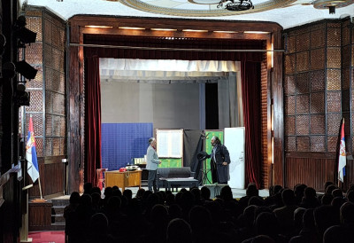 (ФОТО) КОВАЧЕВИЋЕВО РЕМЕК-ДЕЛО ПРЕД ЗАТВОРЕНИЦИМА Представа „Професионалац“ у Забели поводом Дана људских права