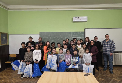 ПРИБОР ЗА ЛЕПШЕ ДАНЕ У ШКОЛСКИМ КЛУПАМА Ромски ђаци добили поклоне поводом Међународног дана људских права