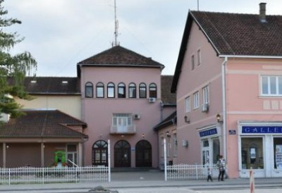 НОВОГОДИШЊА ПРОДАЈНА ИЗЛОЖБА Од плетива и тканих предмета до украса за јелке