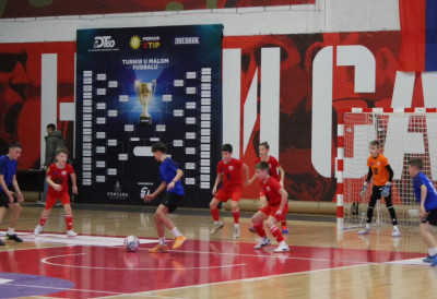 Све квоте попуњене! ОГРОМНО ИНТЕРЕСОВАЊЕ ЗА ДНЕВНИКОВ ТУРНИР У МАЛОМ ФУДБАЛУ Испред канцеларије за пријаве „ПРЕТЕКЛО“ ЖЕЉА БАР КОЛИКО ЈЕ ЕКИПА УПИСАНО