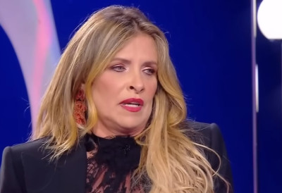 (ФОТО) АРИАНА ИЗАШЛА НА ТЕРЕН СА ДЕЦОМ И ПОСЛАЛА СНАЖНУ ПОРУКУ На терену развукли слику и име Синише Михајловића, апеловали пред пуним стадионом