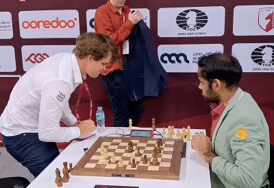 (ВИДЕО) КАРЛСЕН ИЗНЕРВИРАН УДАРИО ШАКОМ О СТО Фаворита пораз ИЗБАЦИО ИЗ ТАКТА