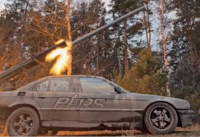 (ВИДЕО) УКРАЈИНЦИ ОД БМВ-а НАПРАВИЛИ ЛАНСЕР РАКЕТА Импровизација на фронту запалила друштвене мреже