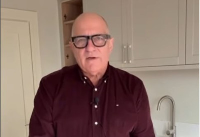 ГУБИТАК ЗА МЕДИЈСКИ СВЕТ! Преминуо познати водитељ кога је цео свет волео, супруг саопштио тужну вест