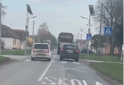 (ВИДЕО) ПОГЛЕДАЈТЕ ПРИЗОР ИЗ БУДИСАВЕ, СРЕЋОМ НИЈЕ БИЛО ТРАГЕДИЈЕ Зона школе, пешачки прелаз, пуна линија...