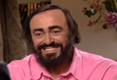 (ФОТО) СКАНДАЛ У ИТАЛИЈИ: "ОВО ЈЕ РУГАЊЕ СЕЋАЊУ НА ПАВАРОТИЈА" Бронзана статуа легендарног тенора завршила у леду божићног клизалишта