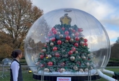 Овако нешто није виђено! МОНУМЕНТАЛНО БОЖИЋНО ДРВО ОД 100.000 БАЛОНА, А СА ХУМАНИТАРНИМ ЦИЉЕМ, ПОСТАЛО ПРАВА АТРАКЦИЈА