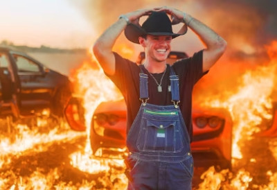 Све за што више кликова КУПИО ФЕРАРИ ВРЕДАН 380.000 ЕВРА ПА ГА ЗАПАЛИО ПРЕД КАМЕРАМА Нешто је ипак прескочио