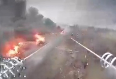 (ВИДЕО) ЗАСТРАШУЈУЋИ СНИМЦИ, РАЗНЕТА РУСКА КОЛОНА! Оклопна возила у пламену у ОВОМ граду у  Украјини, дрон све снимио!