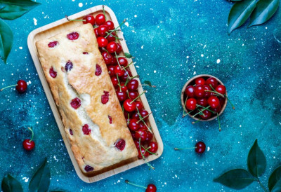 СЛАТКО, А ПОСНО! Колач са вишњама без иједне капи уља који се топи у устима