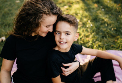 МАЈКЕ, ПРЕСТАНИТЕ ДА „СПАШАВАТЕ“ СИНОВЕ! Јунг објашњава како се рађа мушкарац-дете! Оне желе да помогну, али ЕВО где највише греше