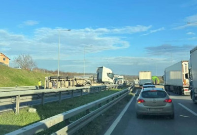 ПРЕВРНУТА ПРИКОЛИЦА ПАРАЛИСАЛА ОБИЛАЗНИЦУ! Саобраћај ка Новом Саду готово стоји, возачи заглављени у огромним застојима