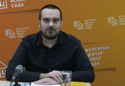 (ВИДЕО) ПРЕДАВАЊЕ ВЛАДИМИРА ПАПИЋА НА ТЕМУ „КАПОРОВЕ БЕЛЕШКЕ ЈЕДНЕ АНЕ“  О бестселеру који је обележио генерацију на Јутјуб каналу КЦНС