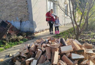 ВЕЛИКО СРЦЕ ДОБРОТВОРНЕ УСТАНОВЕ ЕПАРХИЈЕ БАЧКЕ За 14 породица у Кули тридесет два метра огревног дрвета