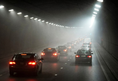 СВИ МИСЛЕ ДА ЗНАЈУ ДА ВОЗЕ У МАГЛИ… ДОК НЕ БУДЕ КАСНО! Сазнајте шта возач НИ ПО КОЈУ ЦЕНУ не сме да ради, ово је 10 најважнијих савета